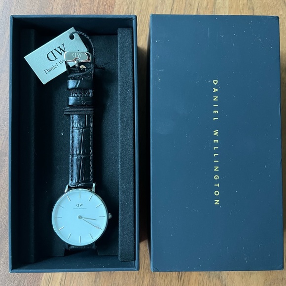 Black leather, Daniel Wellington watch with sterling silver details. - Picture 2 of 5